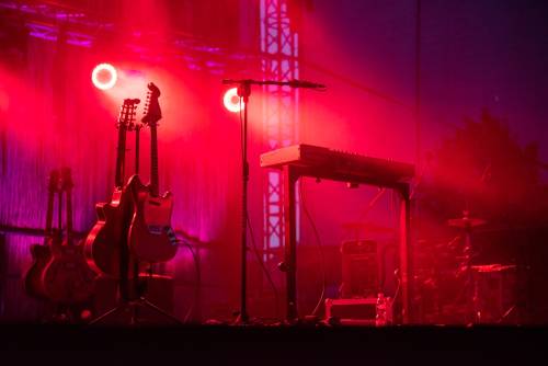 Zdjęcie przedstawia koncert Kaśki Sochackiej, który odbył się w ramach cyklu wydarzeń Faktoria Kultury 2022 w Pruszczu Gdańskim